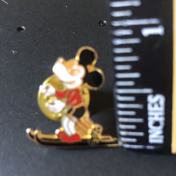 Mickey Mouse skiing ski pin - Picture 5 of 5